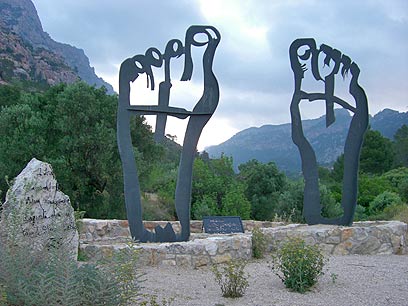 Camino Jacobeo del Ebro. Escultura del Camino cerca de Gandesa.
